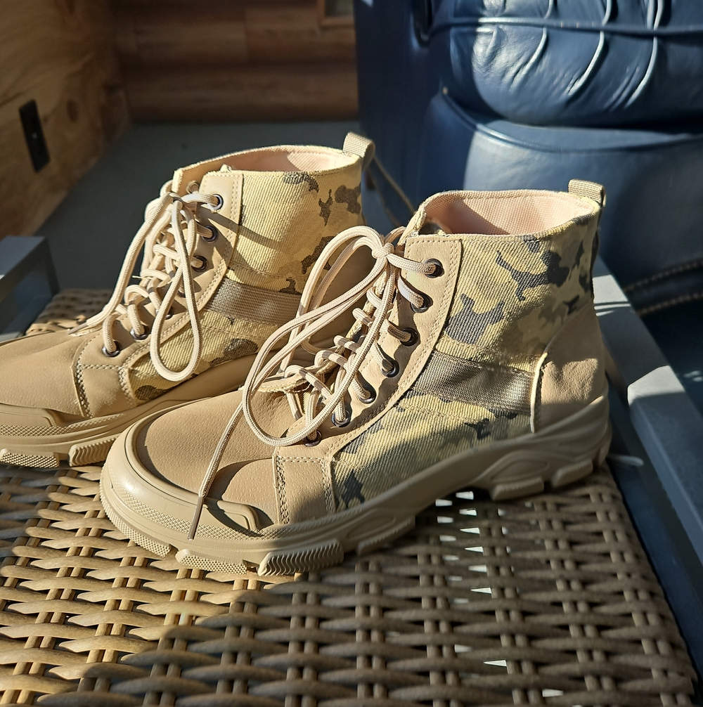 Men's Tactical Lace-Up Boots in Desert Camouflage Tan